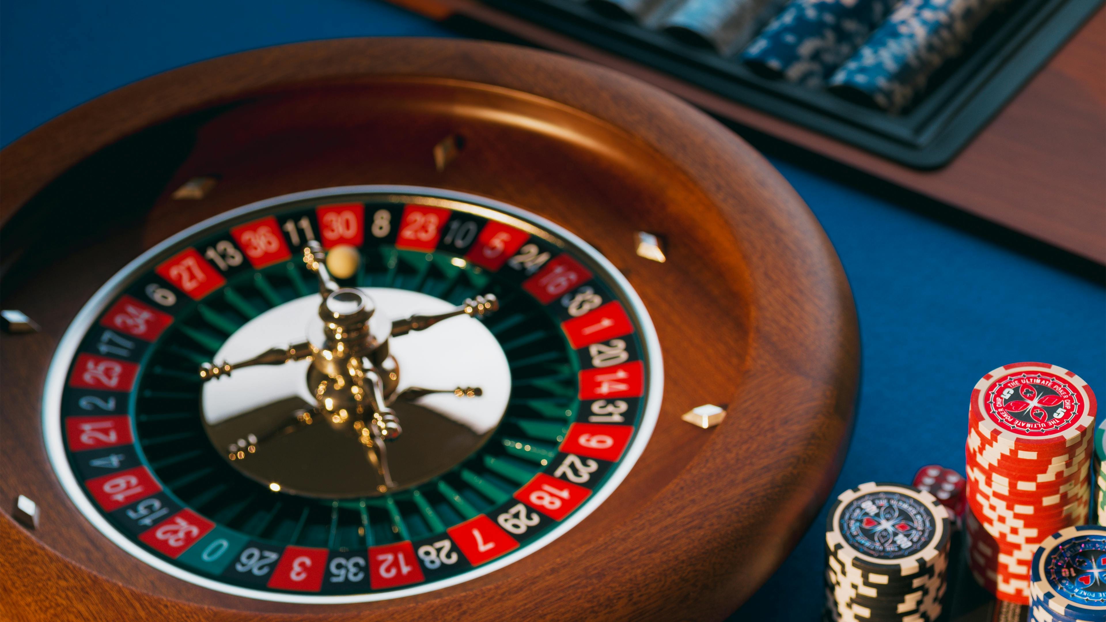 Pengguna menyambut promo dan bonus welcome pada aplikasi pusattogel