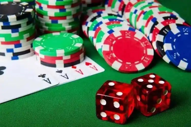Seorang pemain membuka aplikasi online dengan tampilan bonus cashback di layar ponsel